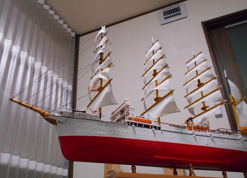 ロープを張った帆船模型日本丸を下の方から見ています