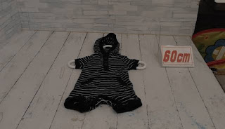 中古品　ベビー服　６０ｃｍ　ホワイト×ブラック　ボーダー　フード付き半袖カバーオール　３３０円