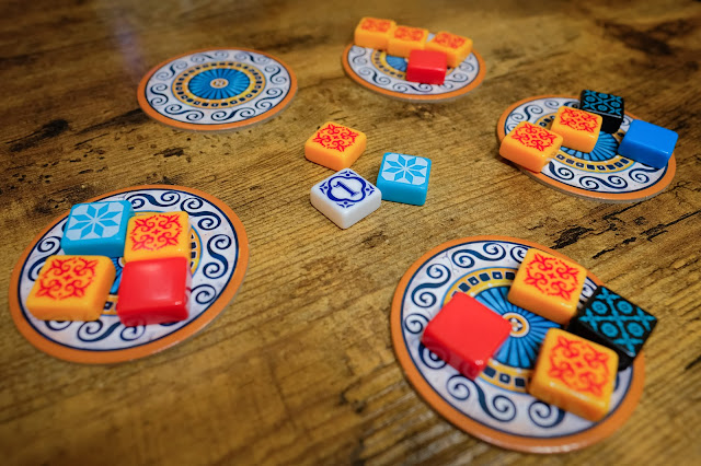 Azul board game 花磚物語 玩家要在這幾個工廠或是中央區域一次選擇拿走全部同顏色磁磚