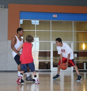 Derrick White being guarded by an All-State player in an unathletic stance back in the year 2010