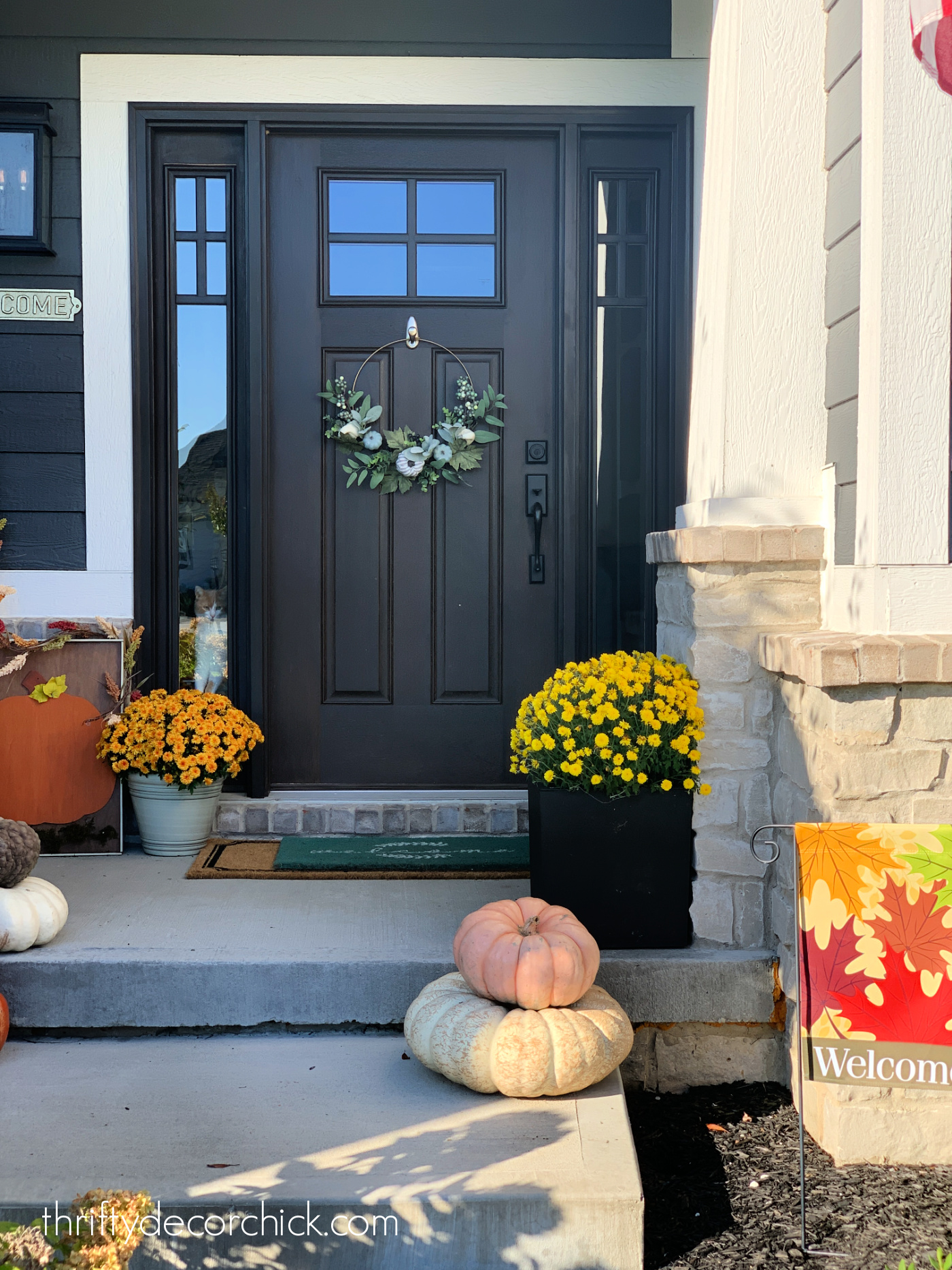casa cinza decoração de outono varanda