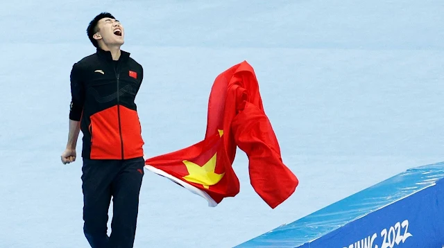 Tingyu Gao comemorando com a bandeira da China