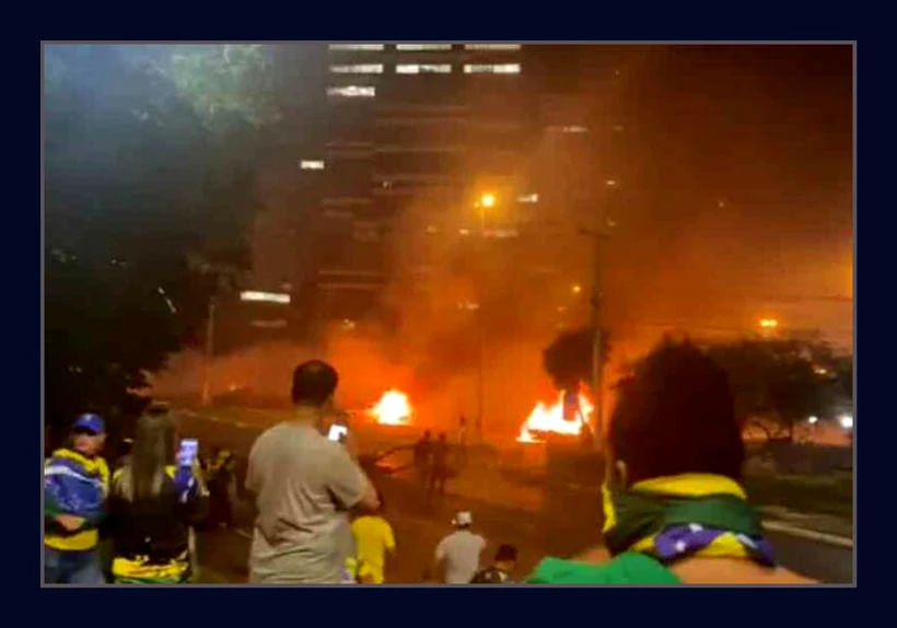 Bolsonaristas queimam carros e tentam invadir sede da PF em Brasília - Foto Reprodução