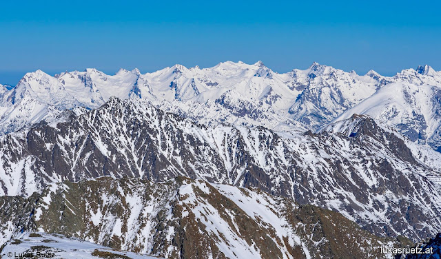 Blick von den Stubaier Alpen in die schneereicheren Nordalpen  (Foto: 13.02.2022)