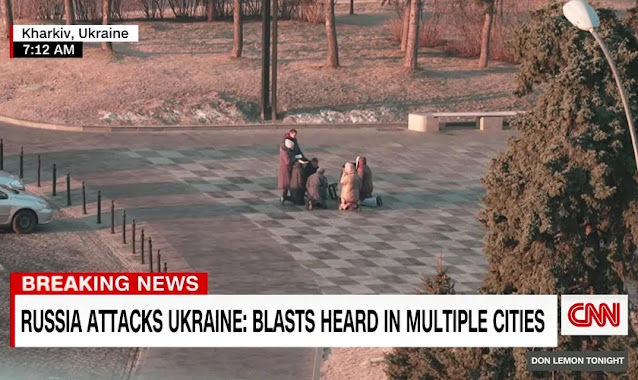 Ucranianos se ajoelham para orar na praça da cidade, horas após ataque
