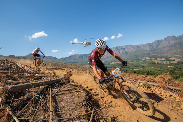 Matthew Beers seguido por Christopher Blevins no Cape Epic