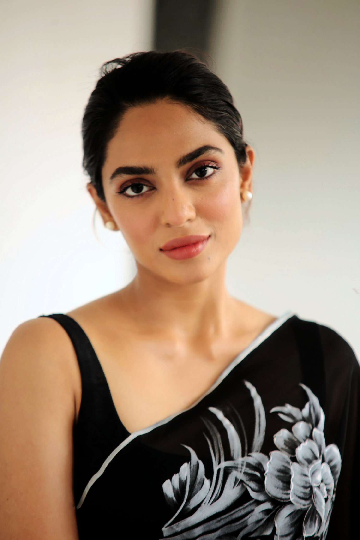 Sobhita Dhulipala looking Gorgeous In Black Saree HD Photos