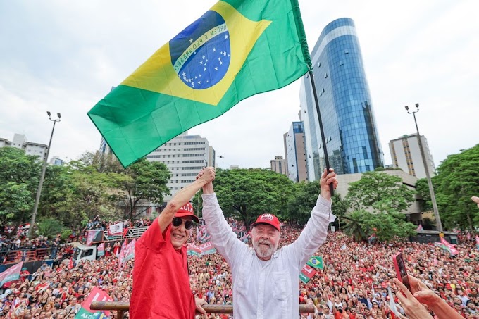 Ao lado de Chico Buarque, Lula diz que recriará Ministério da Cultura