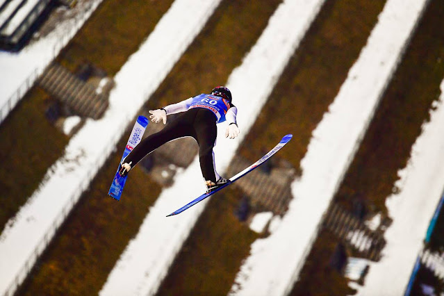 Marius Lindvik saltando com esqui na Áustria