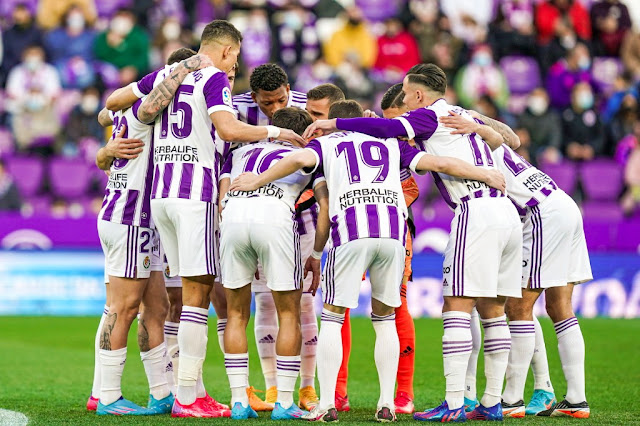 Los jugadores del Real Valladolid forman piña antes de comernzar el partido. REAL VALLADOLID C. F. 2 GIRONA F. C. 2 Sábado 12/02/2022, 18:15 horas. Campeonato de Liga de 2ª División, jornada 27. Valladolid, estadio José Zorrilla: 14.750 espectadores.