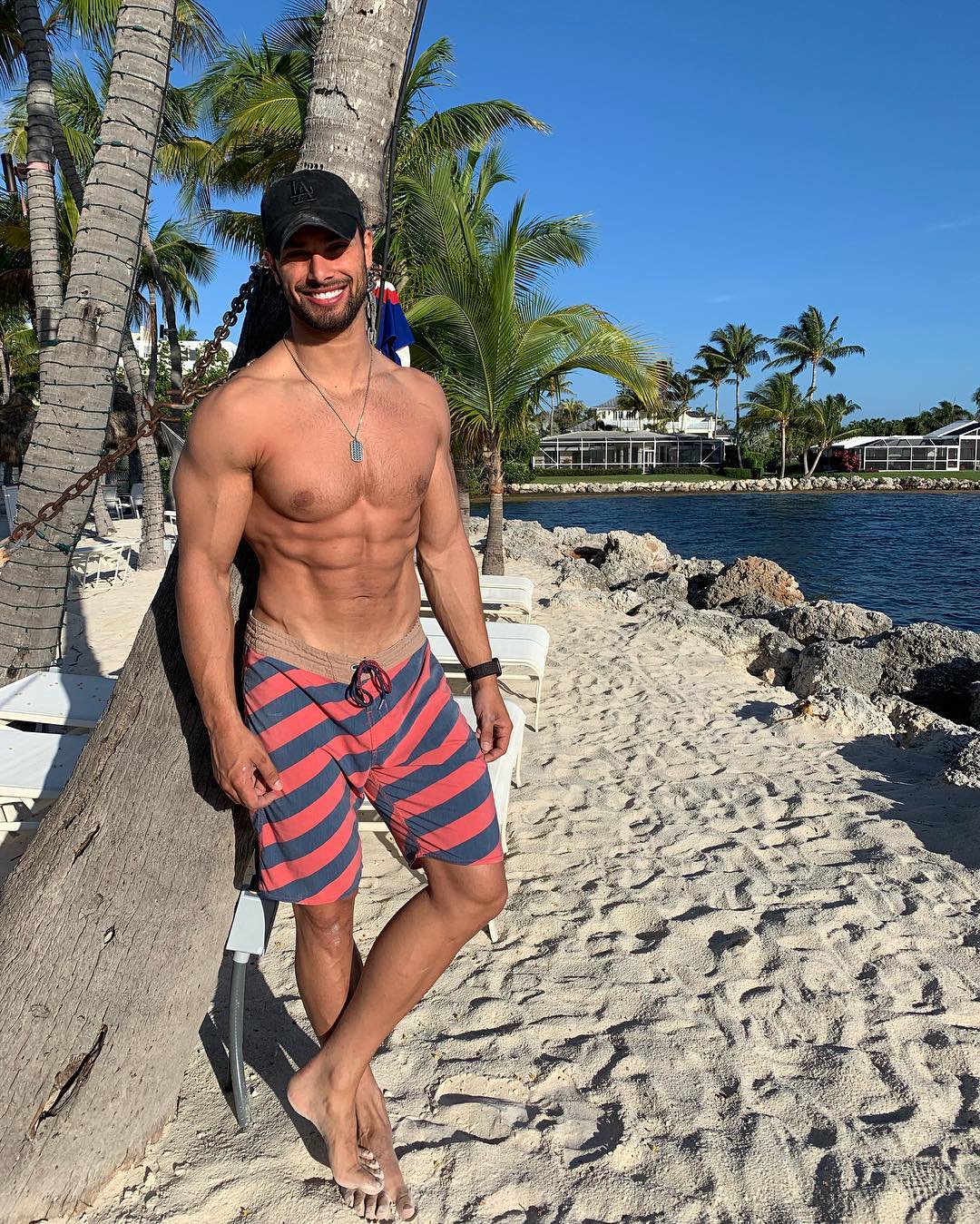 hot-shirtless-summer-beach-guy-smile