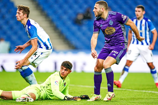 Shon Weissman aprovecha el rechace de Ayesa para marcar el primer gol. REAL SOCIEDAD DE FÚTBOL B 0 REAL VALLADOLID C. F. 2 Domingo 19/12/2021: 18:15 horas. Campeonato de Liga de 2ª División, jornada 21. San Sebastián, Guipúzcoa, Reale Arena