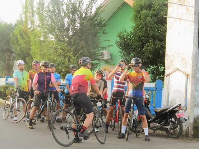 Bupati ASA Gowes Pagi Bareng Direktur Operasional dan TI Bank Sulselbar