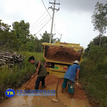 Warga Gotong Royong Perbaiki Jalan Desa Yang Rusak di Terosan Sampang 