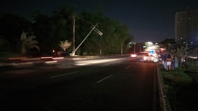 Vídeo: Motorista perde controle e colide carro em poste na Avenida Paralela