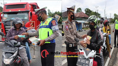 Sat Lantas Polres Lampung Barat Bagikan Minyak, Masker dan Handsanitizer