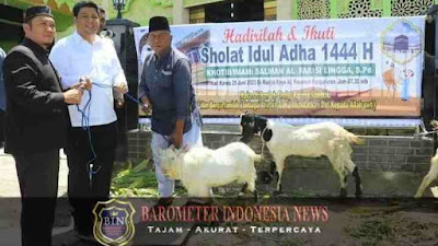 Dalam Rangka Hari Raya Idul Adha 1444 H, Bupati Samosir Serahkan Hewan Qurban.