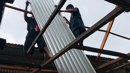   Relawan Komunitas Satu Hati Bantu Warga Perbaiki Rumah Rusak Akibat Angin Puting Beliung