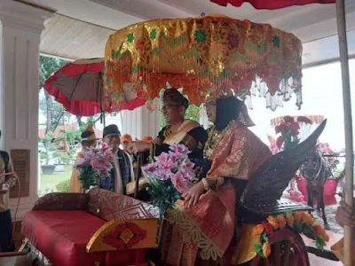 Diarak Anak Kemenakan ke Rumah Gadang Suku Chaniago, Saluak Penghulu Dipasangkan, Wako Padang Hendri Septa Resmi Sandang Gelar Adat Datuk Alam Batuah