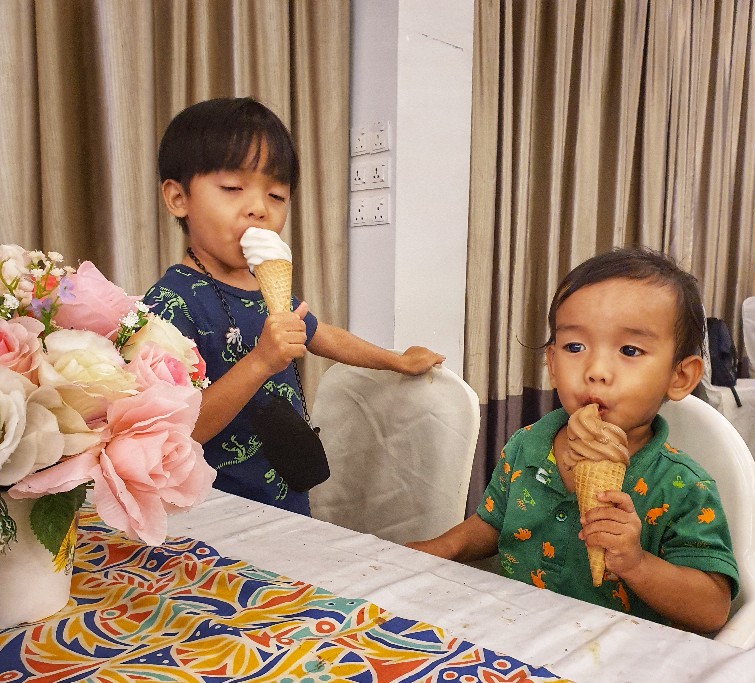 kids eating ice-cream,