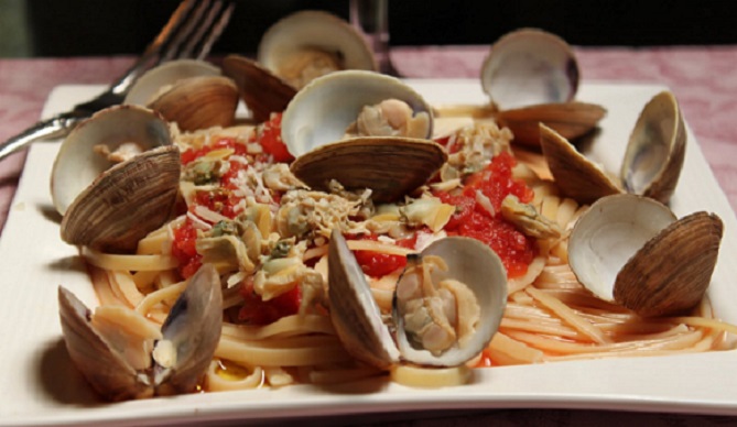 red clam sauce with whole clams