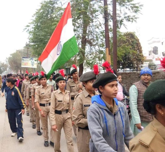 पुलवामा हमले में 40 शहीद सैनिक के शोक में कैंडल मार्च निकालकर दी गई श्रद्धांजलि एनसीसी सैनिक अंकित शुक्ला