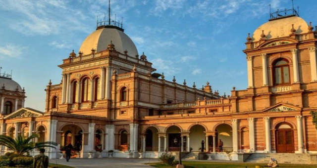 Noor Mahal was built on which type of architecture?