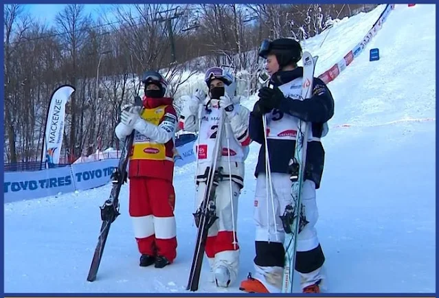 Atletas medalhistas da etapa de Mont Tremblant da Copa do Mundo de Moguls posam para foto