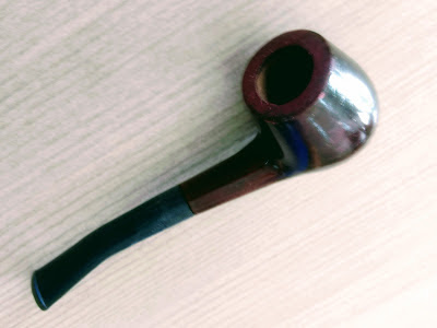 A foto mostra o cachimbo, também chamado pito, é um instrumento confeccionado de medeia de lei. Ele é utilizado para se fumar, geralmente o tabaco.