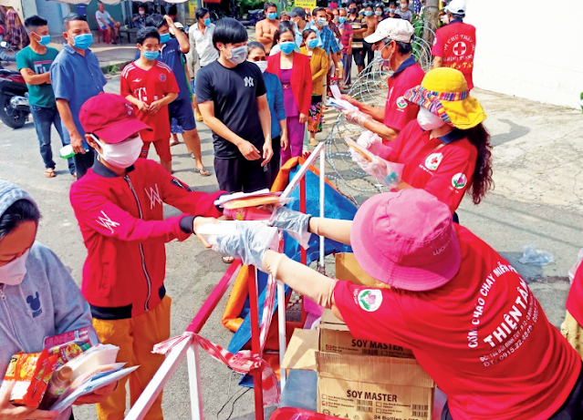 Mạnh thường quân trao quà cho người dân bị ảnh hưởng do dịch Covid-19
