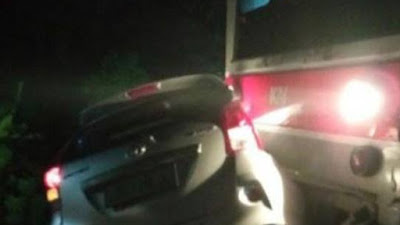 Kecelakaan Kereta Api di Parungpanjang Bogor Menimpa Mobil Toyota Avanza Tidak Ada Korban.