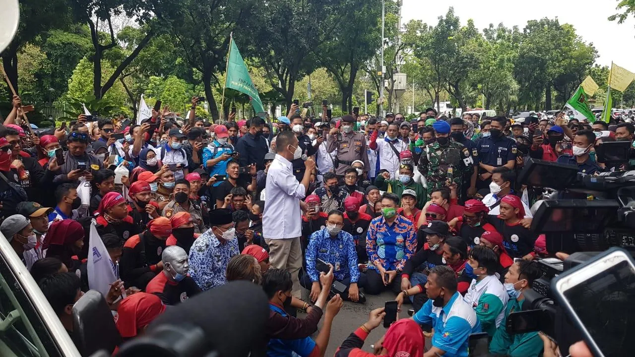 Cara Unik Anies Baswedan Hadapi Demonstrasi: Duduk di Aspal dan Menganggap Demonstran Temannya