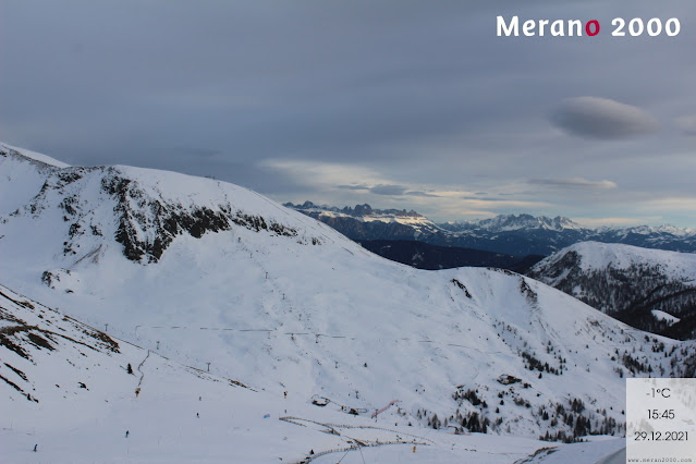 Come è tipico per un fronte caldo, questo è stato preannunciato da nubi stratiformi, inizialmente solo sottili, ma successivamente sempre più compatte. (Immagine webcam: 29 dicembre 2021 alle 15:45). In quel momento si registravano già le prime precipitazioni in Alta Val Venosta, mentre in Valle Aurina il cielo era ancora sereno.