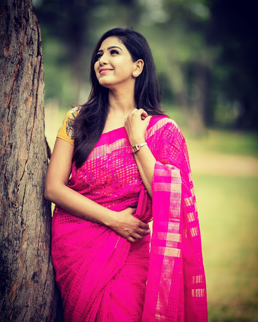 Hot Saree: Tamil TV Serial Actress and Model Pavani Reddy Hot Saree Photos