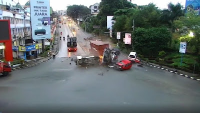 Mengerikan, Truk Kontainer Tubruk Belasan Kendaran di Lampu Merah, 5 Tewas