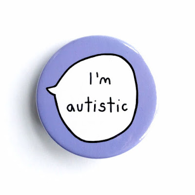 Descrição da imagem #pratodosverem: foto de um botton com um balão de fala escrito "Eu sou autista" em inglês. Fim da descrição.