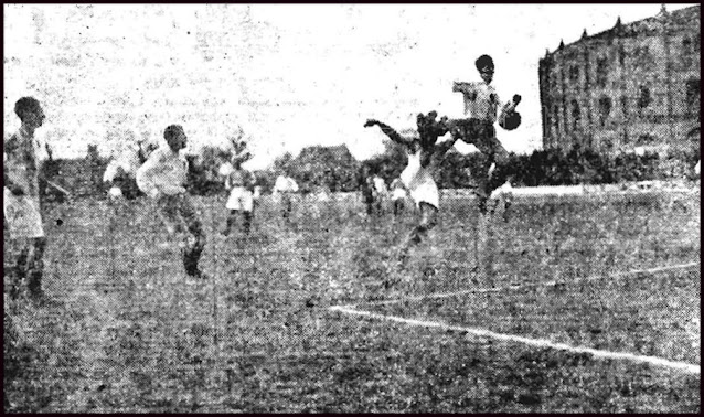 Chacartegui salta estorbando el remate en difícil postura de Sañudo. VALLADOLID DEPORTIVO 3 ZARAGOZA F. C. 0. 25/02/1934. Campeonato de Liga de 3ª División, fase final para el ascenso, jornada 2. Valladolid, Campo de la Sociedad Taurina. GOLES: 1-0: 15’, Ibarrondo. 2-0: 37’, Sañudo. 3-0: 50’, Susaeta. El Valladolid consiguió el ascenso a 2ª División al clasificarse 1º por delante de Zaragoza, Elche, Gimnástico de Valencia, CD Logroño y Baracaldo