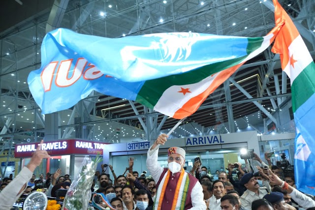 सीएम भूपेश बघेल का राजधानी रायपुर के स्वामी विवेकानंद विमानतल पर उत्सवपूर्ण माहौल में भव्य स्वागत किया गया...
