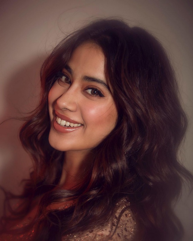 Pix Talk: Janhvi Kapoor Looks Attractive in Shiny Dress