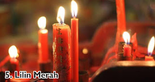 Lilin Merah merupakan salah satu pernak-pernik khas imlek yang wajib ada