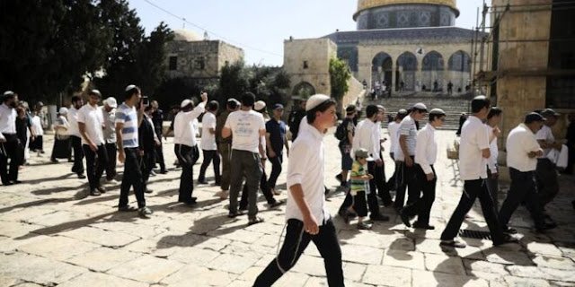 عشرات المستوطنين اليهود  يقتحمون المسجد الأقصى المبارك.  