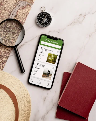 Traveler menggunakan hp untuk mencari destinasi wisata