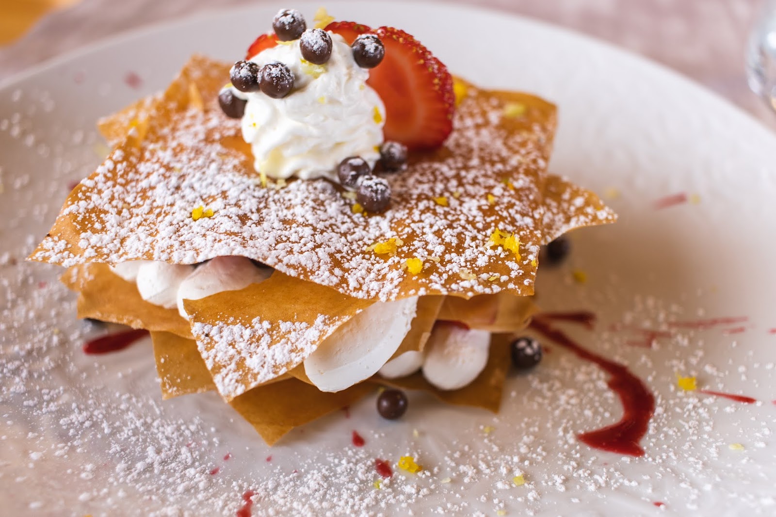 Mil folhas de morango com chantilly e pepitas de chocolate