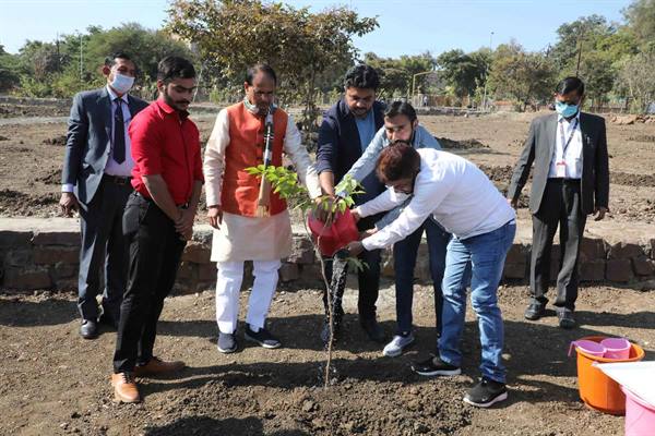 मुख्यमंत्री श्री चौहान ने स्मार्ट उद्यान में काला शीशम और बीजा का पौधा रोपा