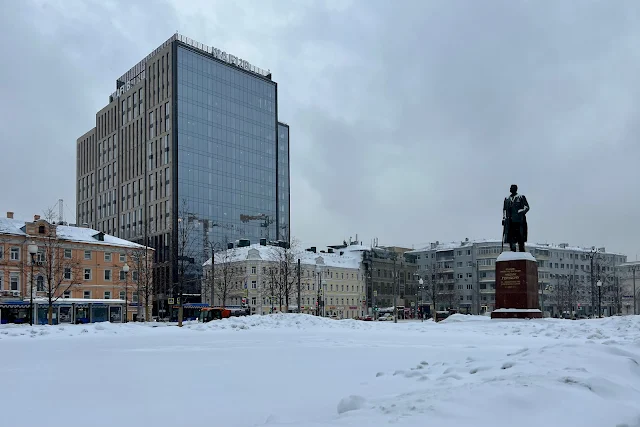 площадь Тверская Застава, строящийся бизнес-центр AFI2B, памятник Максиму Горькому