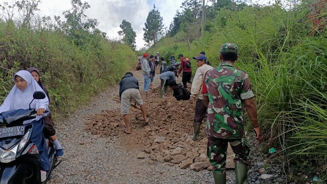 BABINSA DESA KERTAJAYA LAKSANAKAN GIAT KARYA BAKTI PERBAIKI JALAN PENGHUBUNG