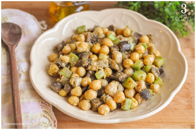 salada de grão de bico e berinjela