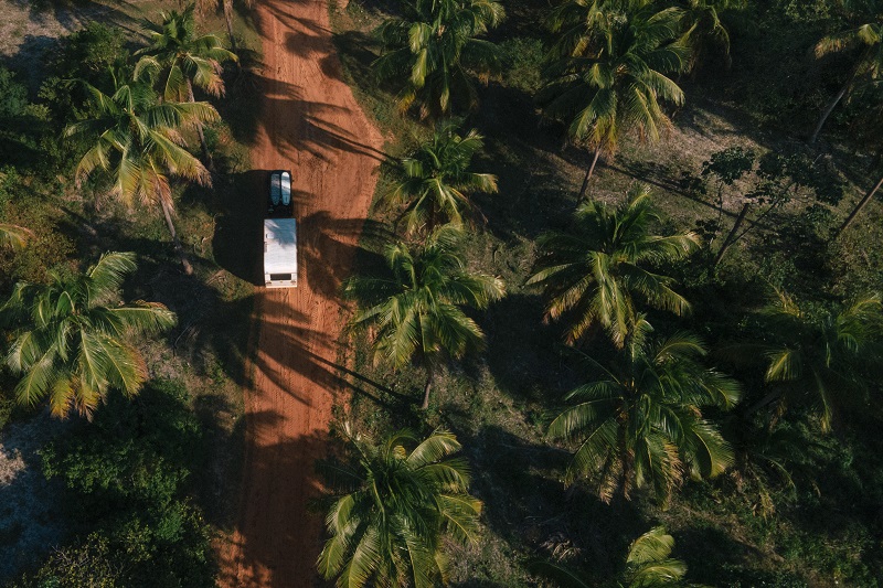 imagem aérea do trailer em coqueiral - surftrip Pipa Baía Formosa