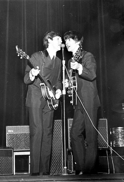 Paul McCartney y George Harrison durante su actuación