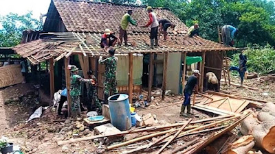 Hujan Deras Disertai Angin Kencang Terjang Patean, Dua Rumah di Desa Kalibareng Rusak Parah Tertimpa Pohon